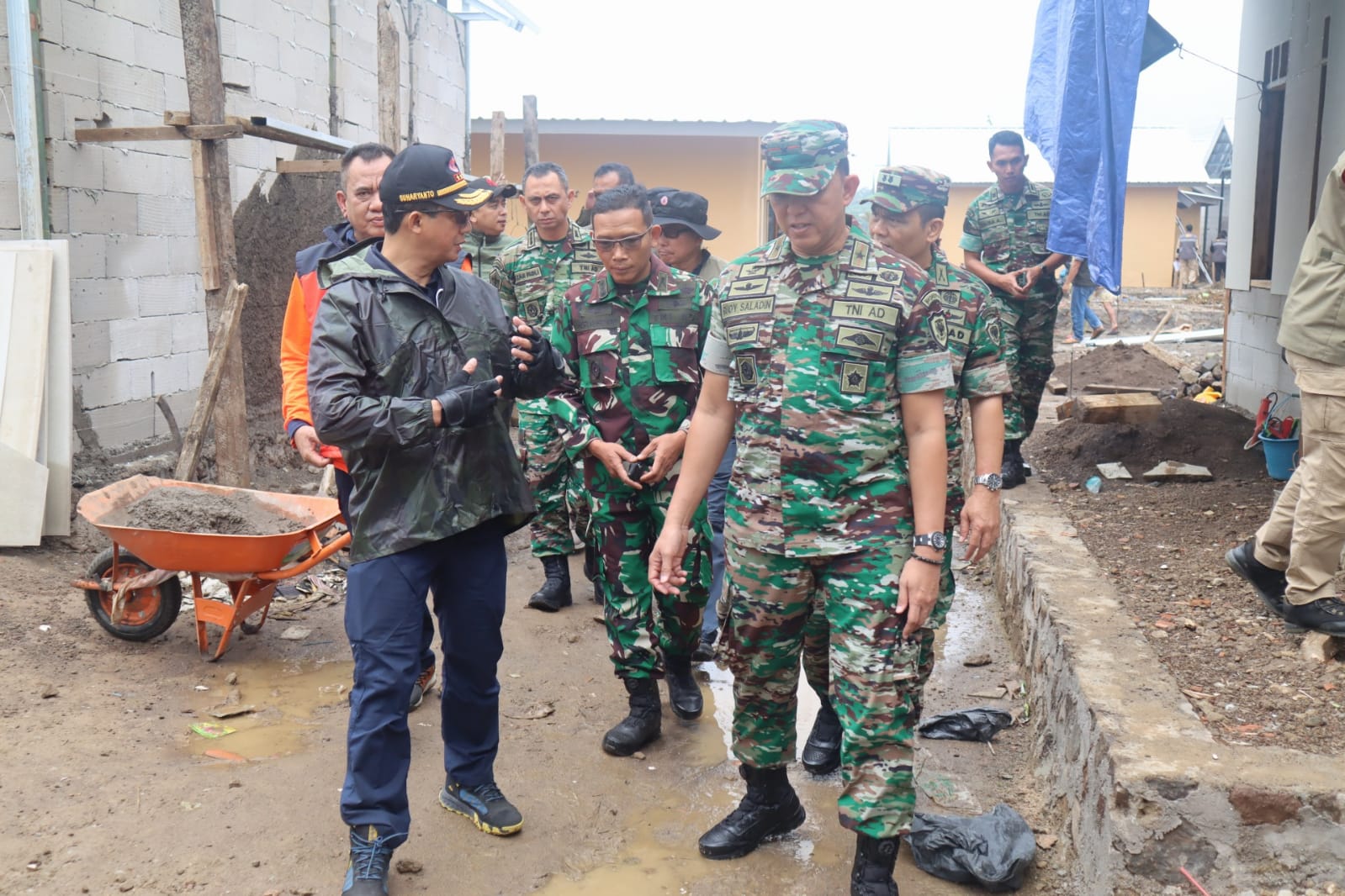 Kepala BNPB Letjen TNI Suharyanto beserta rombongan meninjau progres pembangunan rumah insitu di Desa Ciputri, Kecamatan Pacet, Kabupaten Cianjur, Jawa Barat pada Jumat (17/2).